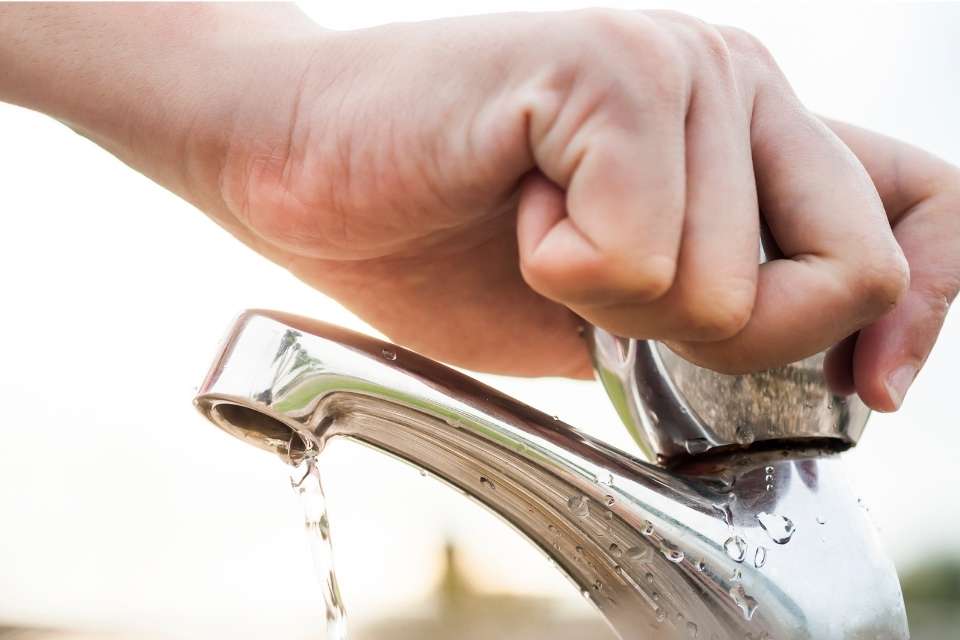 Como economizar água no dia a dia? Confira dicas práticas!