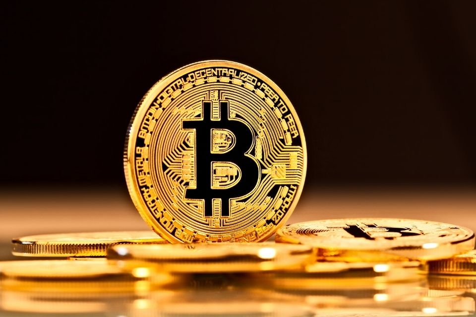 O que é Bitcoin? Aprenda como funciona e como investir em 2023