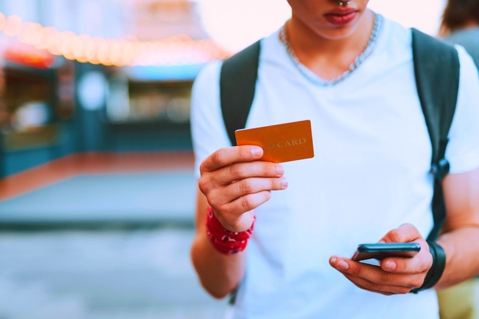 Cartão de crédito para estudantes: guia de benefícios, taxas e como solicitar