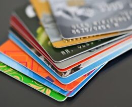 Como saber se o cartão é de crédito ou débito? Entenda!