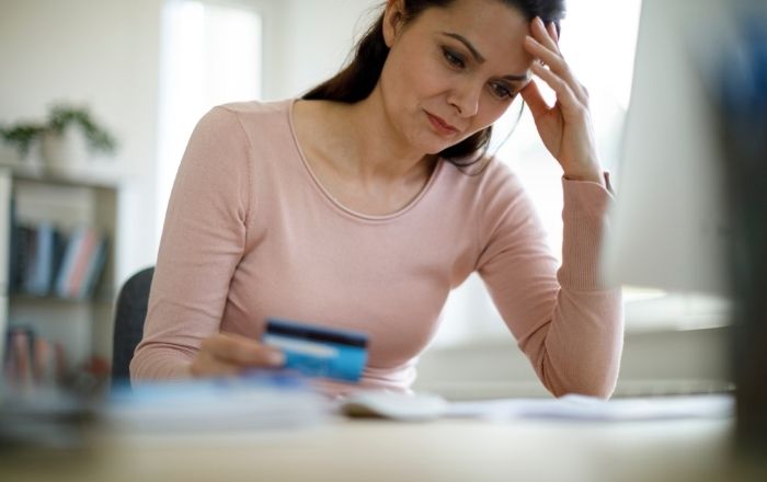 Clientes de cartão de crédito do Itaú têm limite reduzido e banco alega motivo de ajuda