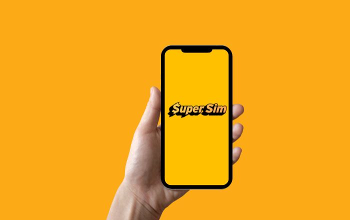 imagem de uma pessoa segurando um celular com o nome da SuperSim e o fundo laranjado.