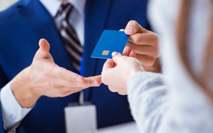 Ágora Investimentos lança cartão de crédito com 50% de desconto em corretagem