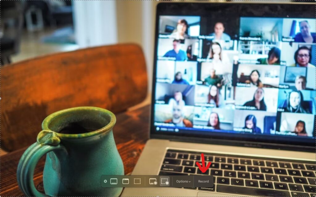 como gravar tela do pc - imagem de uma reunião online na tela de um notebook e ao lado uma xícara de café