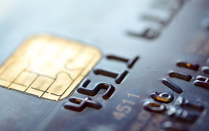 É possível comprar só com o número do cartão de crédito? Confira!
