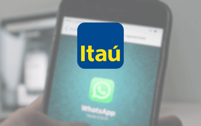 Imagem de uma celular com o aplicativo do Whatsapp aberto e o logo do Itáu aberto logo a frente.