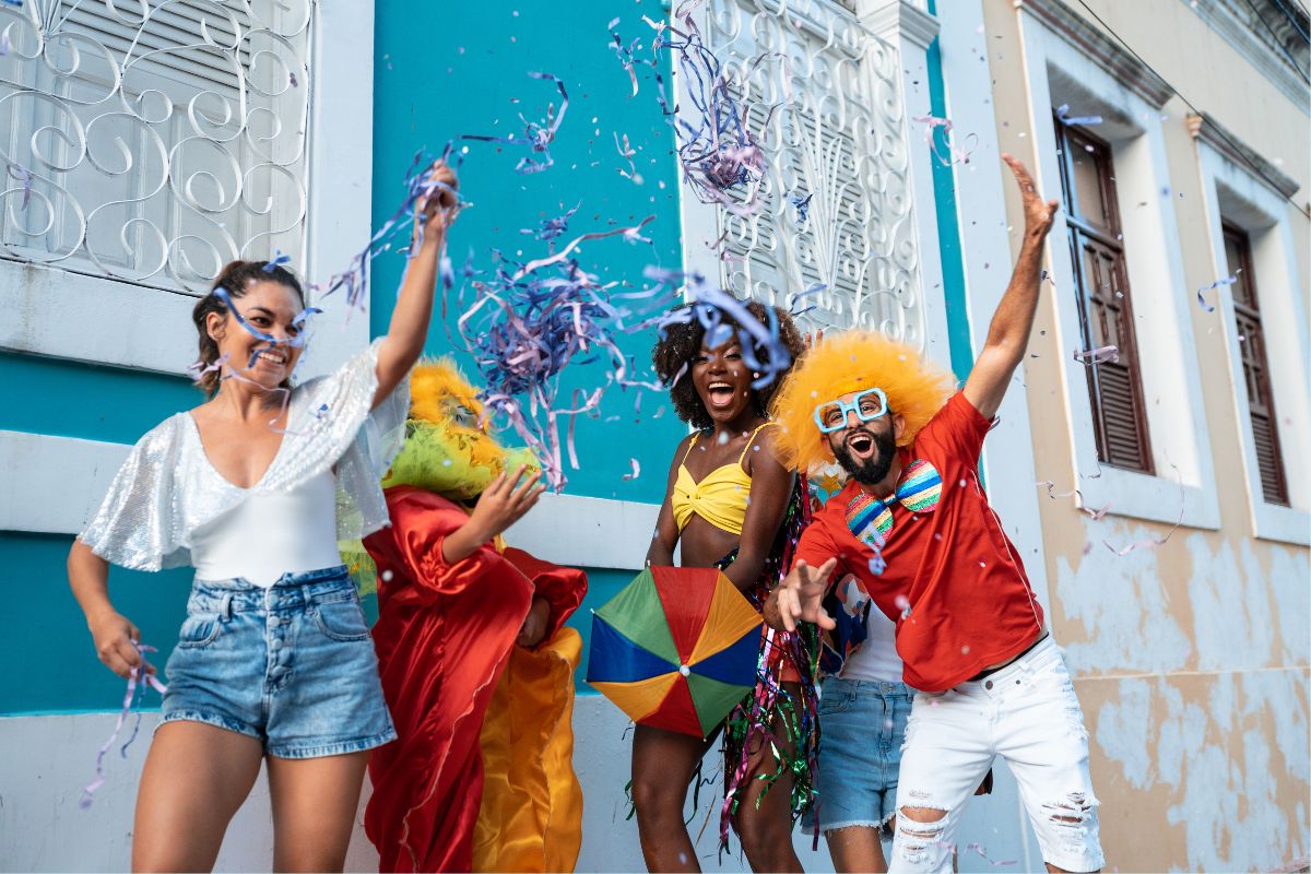 Que dia é o Carnaval 2026? É feriado? Saiba como economizar!