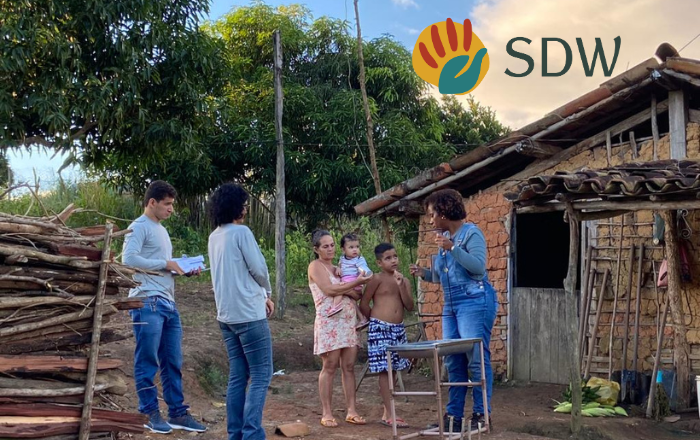 familia recebendo o aqualuz devido a doações da esfera