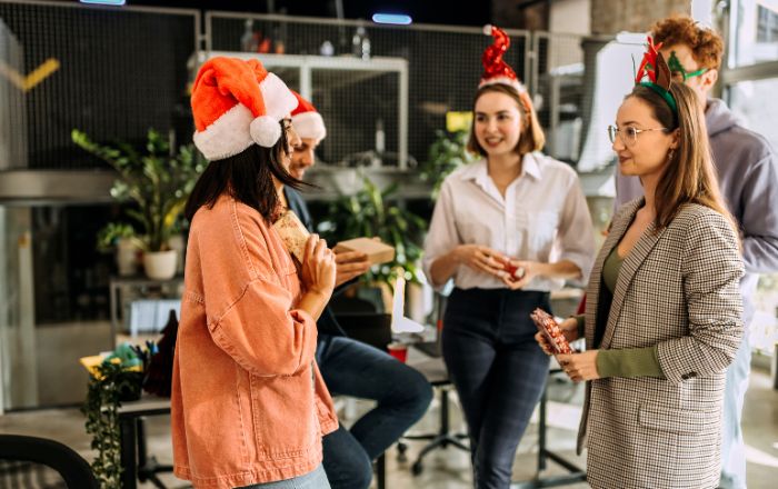 Amigo Secreto dá certo em ímpar? Entenda as regras e faça sua brincadeira dar certo!