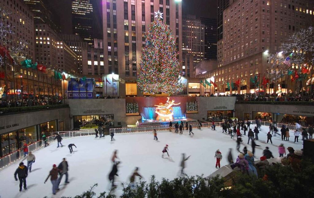 Imagem de pessoas patinando no Rock Feller Center.