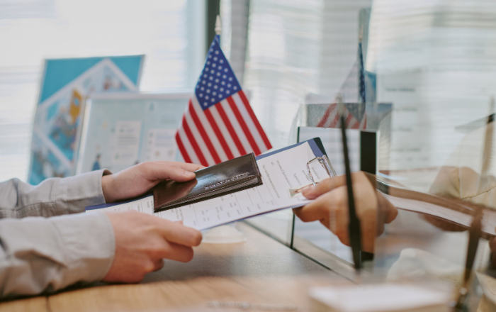 EUA suspendem emissão de visto americano de imigração para Brasil e outros 74 países